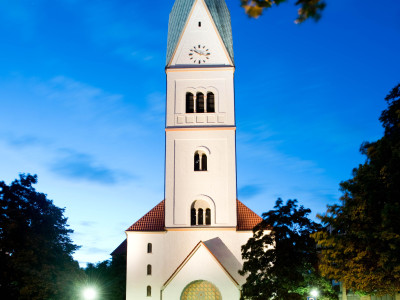 Eine Kirche in der Dämmerung, atmosphärisch beleuchtet
