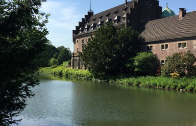 Burggraben und Gebäude eines Wasserschlosses