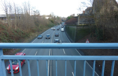 Foto einer Bundestraße von einer Brücke, mehrere Autos fahren in Richtung Kamera