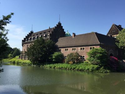 Burggraben mit Wasser und Gebäude eines Wasserschlosses