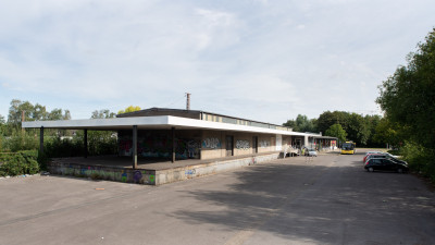 Ein kleines Bahnhofsgebäude mit Flachdach