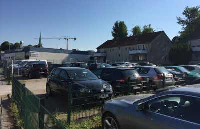 Parkende Autos an einem Autohaus