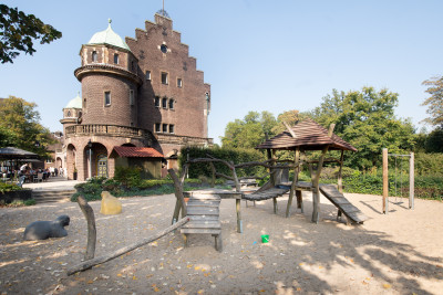 Sandspielplatz vor einem Schloss