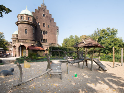 Sandspielplatz vor einem Schloss