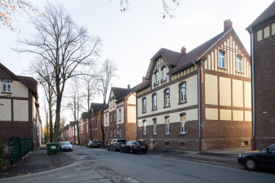 Blick in eine Wohnsiedlung mit Fachwerk-ähnlicher Häuserarchitektur