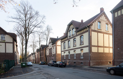 Blick in eine Wohnsiedlung mit Fachwerk-ähnlicher Häuserarchitektur