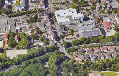 Luftaufnahme eines Stadtgebietes, Häuser, Straßen und Grünareale sind zu sehen